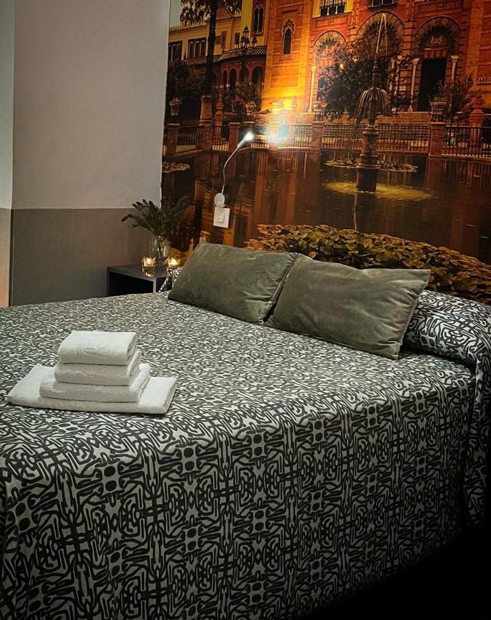 Hostal Paco´s Sevilla Exterior foto A bed with a duvet