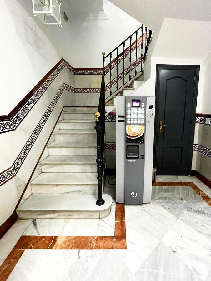 Hostal Paco´s Sevilla Exterior foto A coffee vending machine