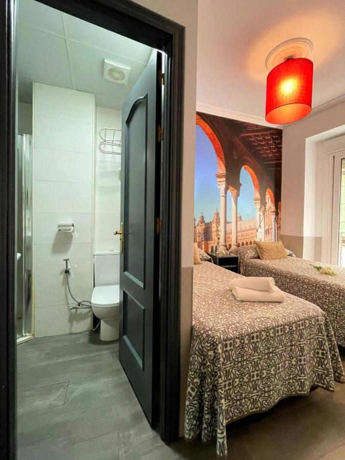 Hostal Paco´s Sevilla Exterior foto A typical room at the hotel