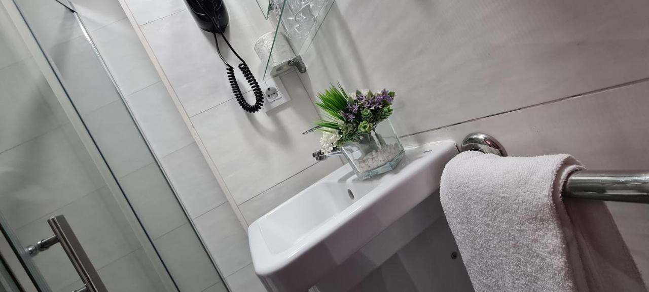 Hostal Paco´s Sevilla Exterior foto A wall mounted sink
