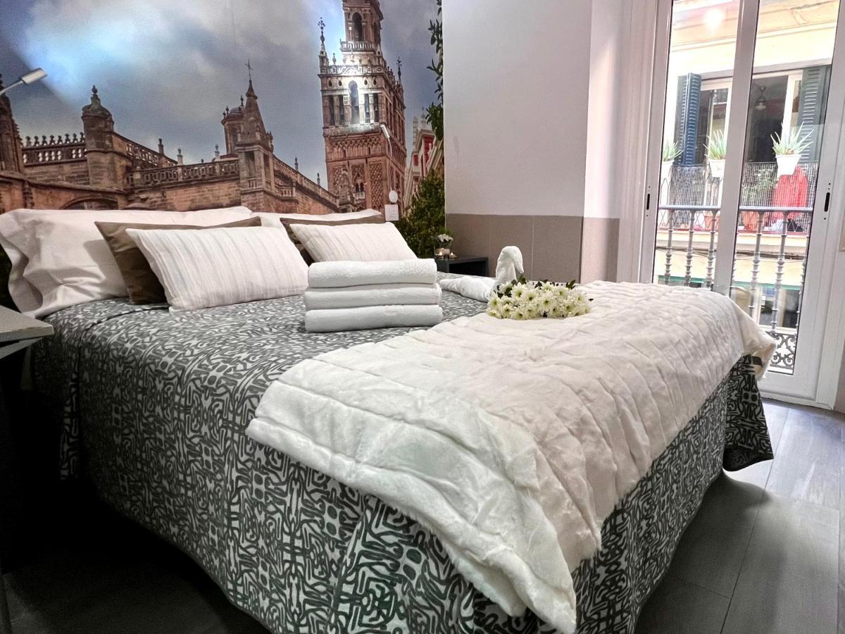 Hostal Paco´s Sevilla Exterior foto A bed with a duvet