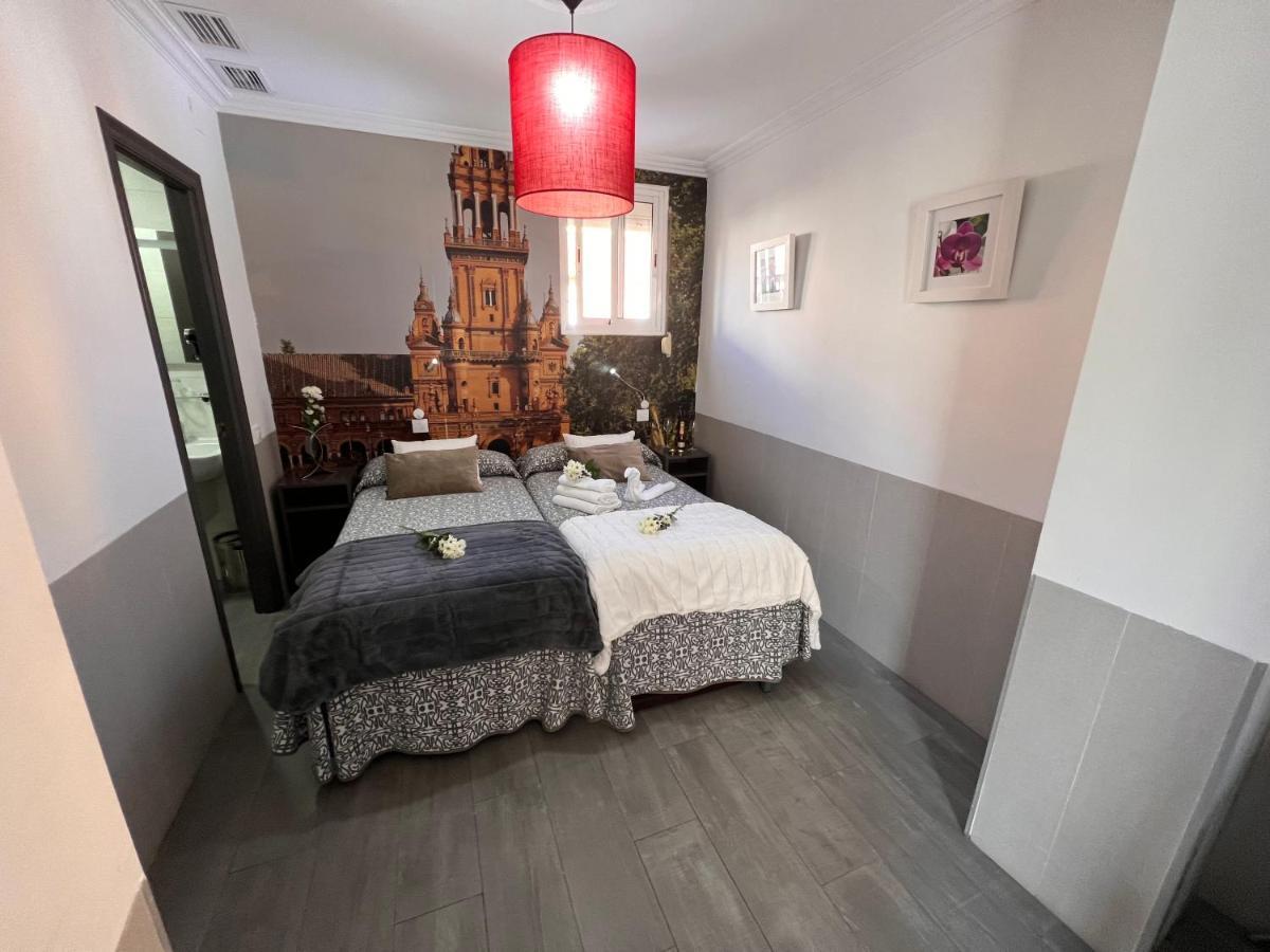 Hostal Paco´s Sevilla Exterior foto A room at the hotel