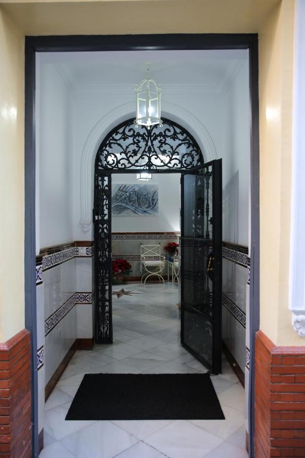 Hostal Paco´s Sevilla Exterior foto Entrance to the patio