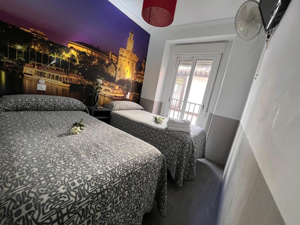Hostal Paco´s Sevilla Exterior foto A room at the hotel