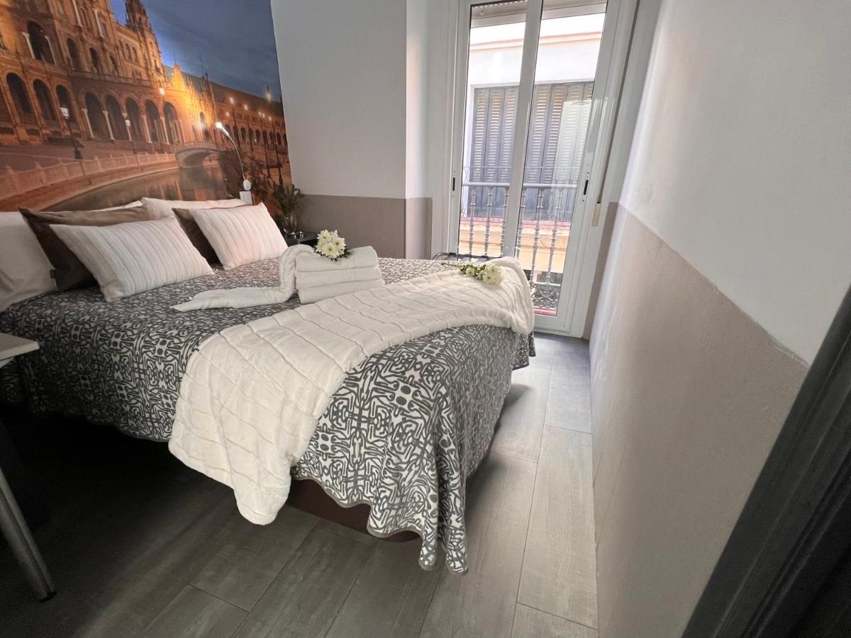 Hostal Paco´s Sevilla Exterior foto A bedroom in the hotel