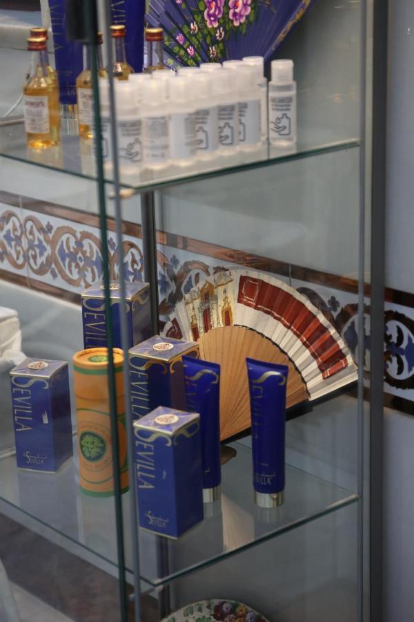 Hostal Paco´s Sevilla Exterior foto A collection of Estee Lauder products