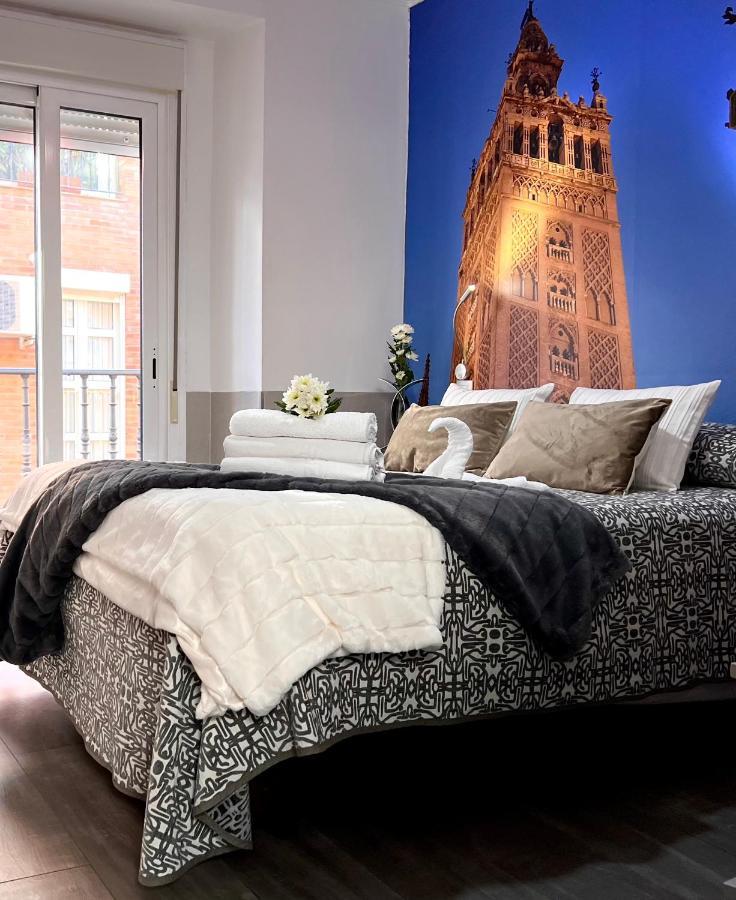 Hostal Paco´s Sevilla Exterior foto A bed with a duvet