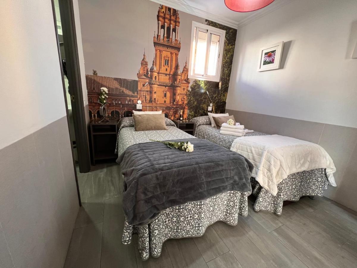 Hostal Paco´s Sevilla Exterior foto A room at the hotel