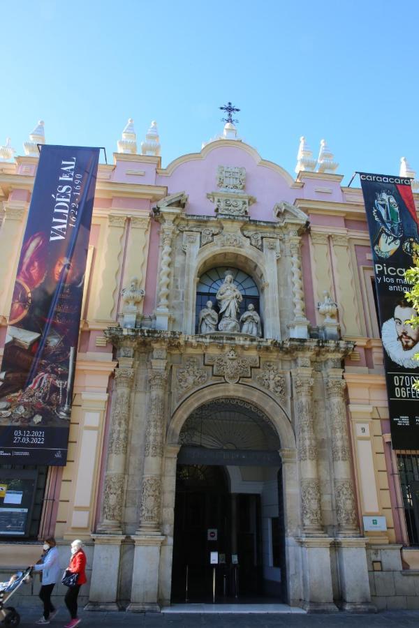 Hostal Paco´s Sevilla Exterior foto Facade of the museum