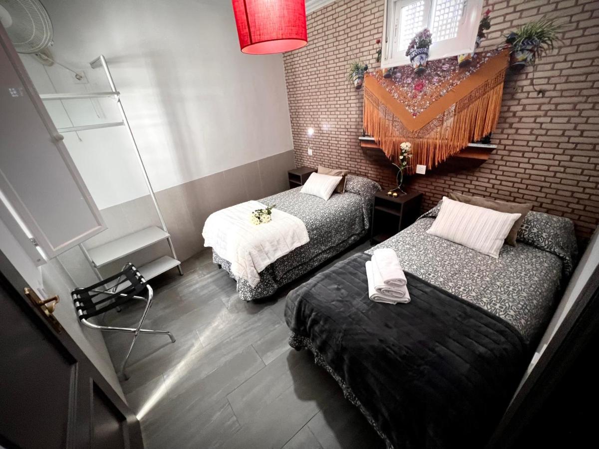 Hostal Paco´s Sevilla Exterior foto A room at the hotel