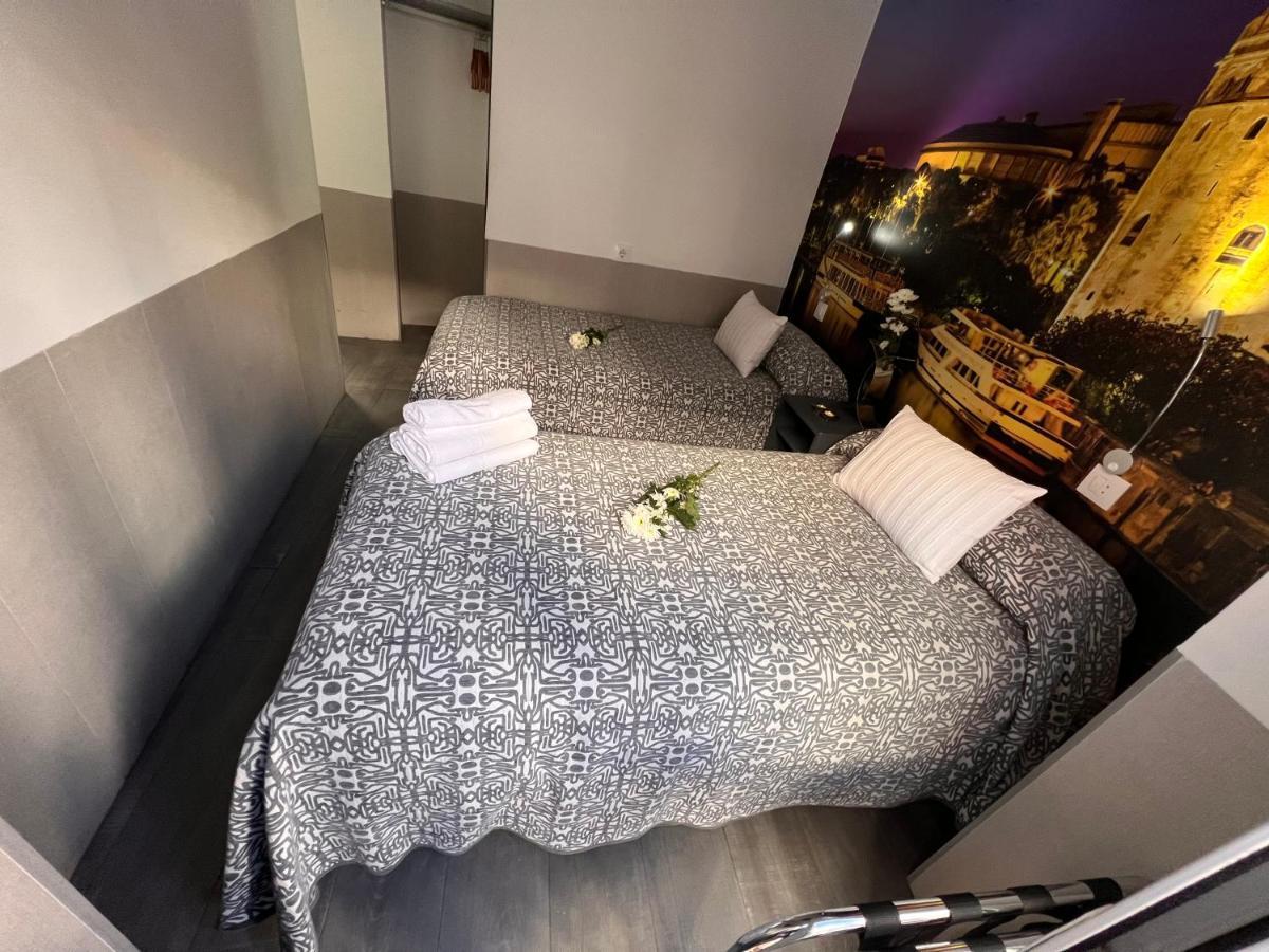 Hostal Paco´s Sevilla Exterior foto A room at the hotel