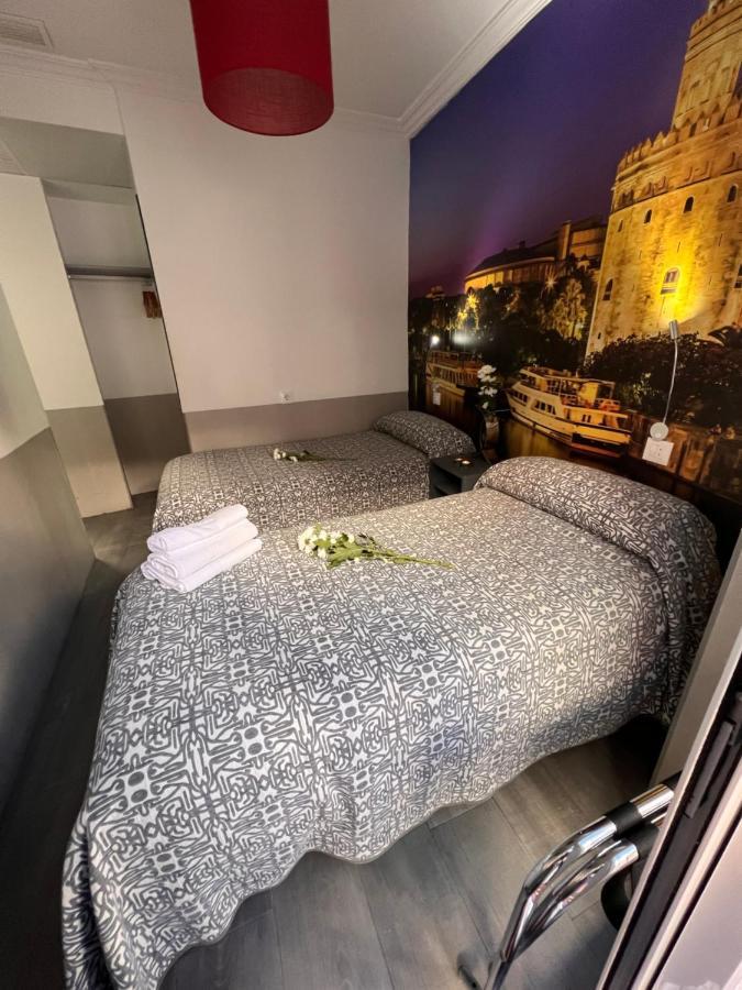 Hostal Paco´s Sevilla Exterior foto A room at the hotel