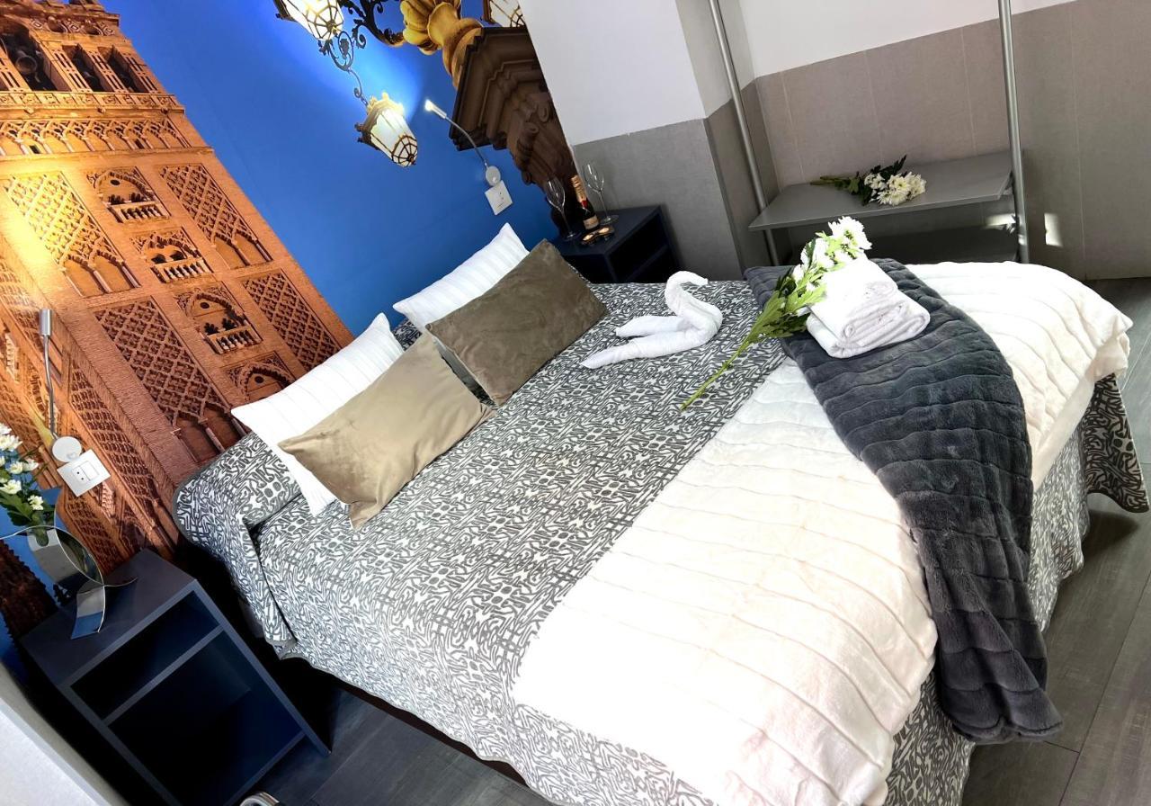 Hostal Paco´s Sevilla Exterior foto A room at the hotel
