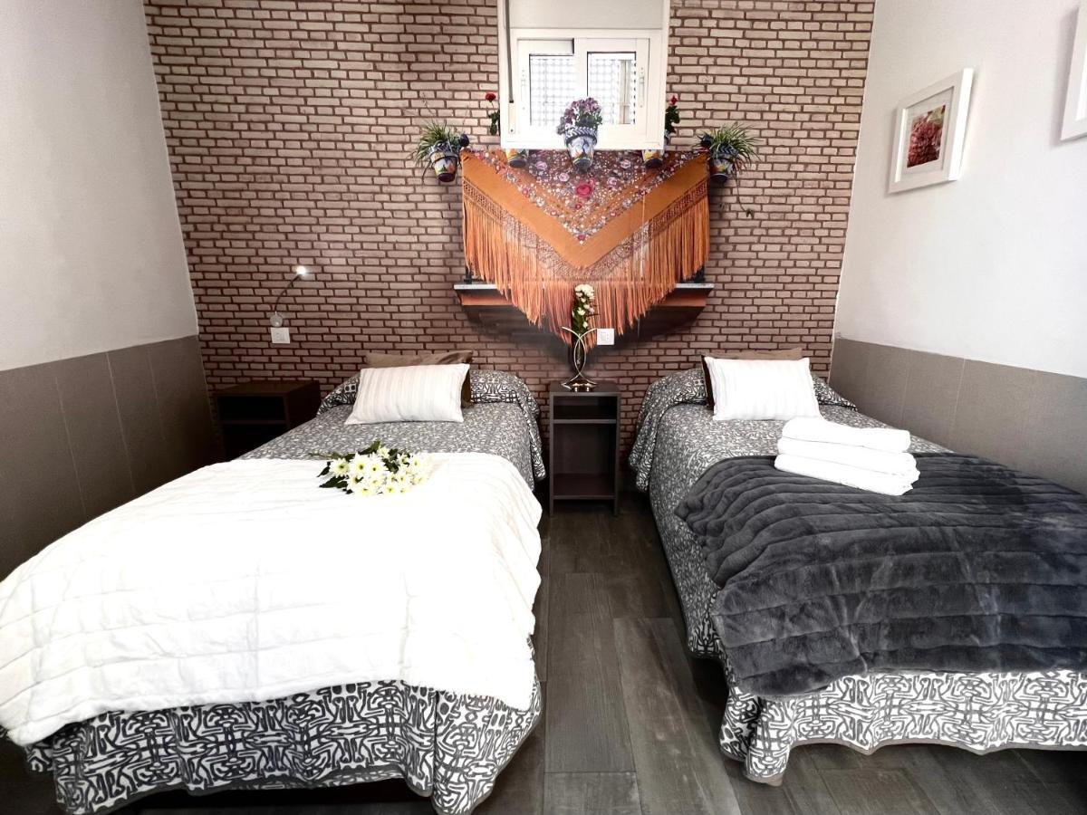 Hostal Paco´s Sevilla Exterior foto A room at the hotel