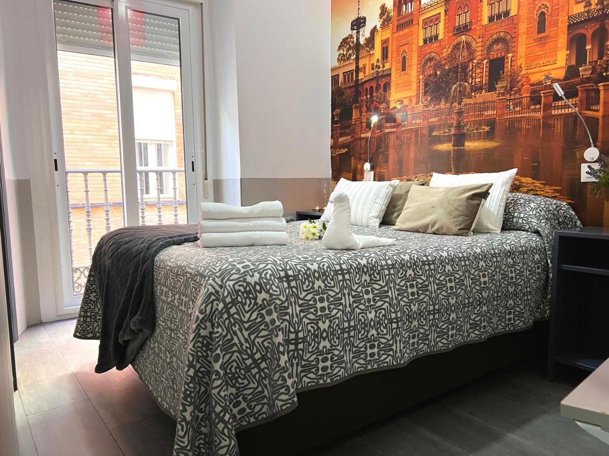 Hostal Paco´s Sevilla Exterior foto A bedroom in a hotel