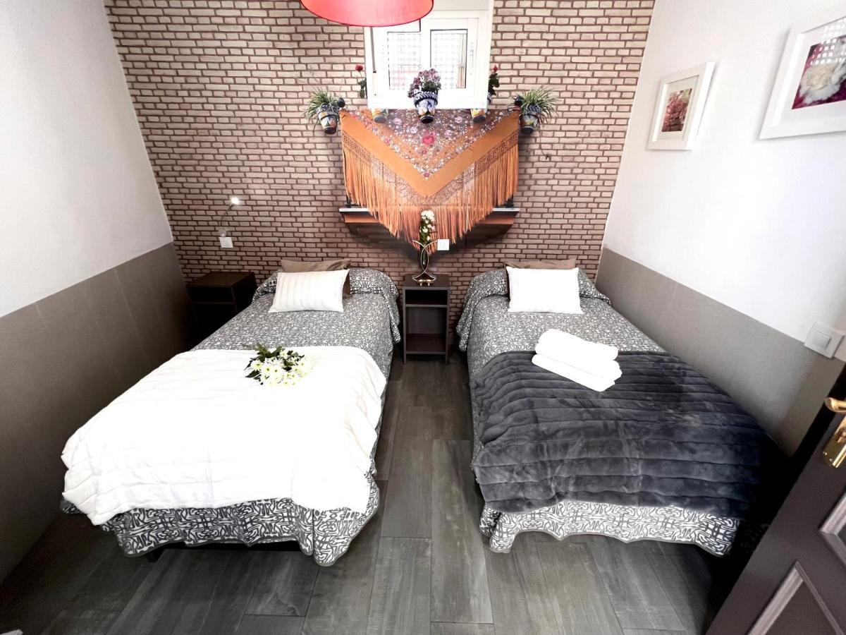 Hostal Paco´s Sevilla Exterior foto A room at a love hotel in Tokyo