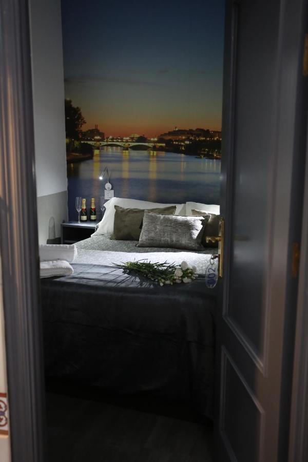 Hostal Paco´s Sevilla Exterior foto A room at the hotel
