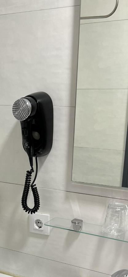 Hostal Paco´s Sevilla Exterior foto A wall-mounted hair dryer