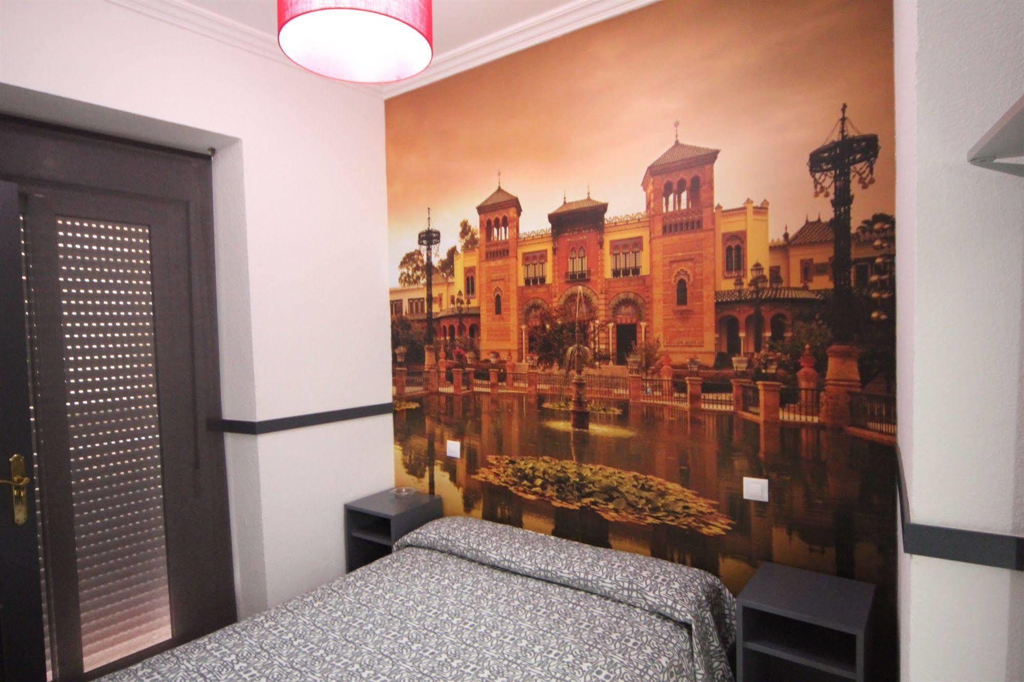 Hostal Paco´s Sevilla Exterior foto A room at the hotel