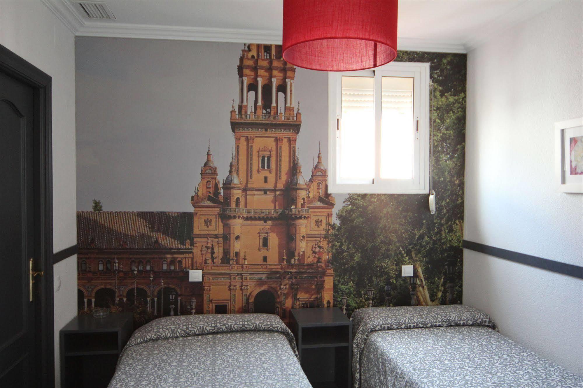 Hostal Paco´s Sevilla Exterior foto A room at the hotel