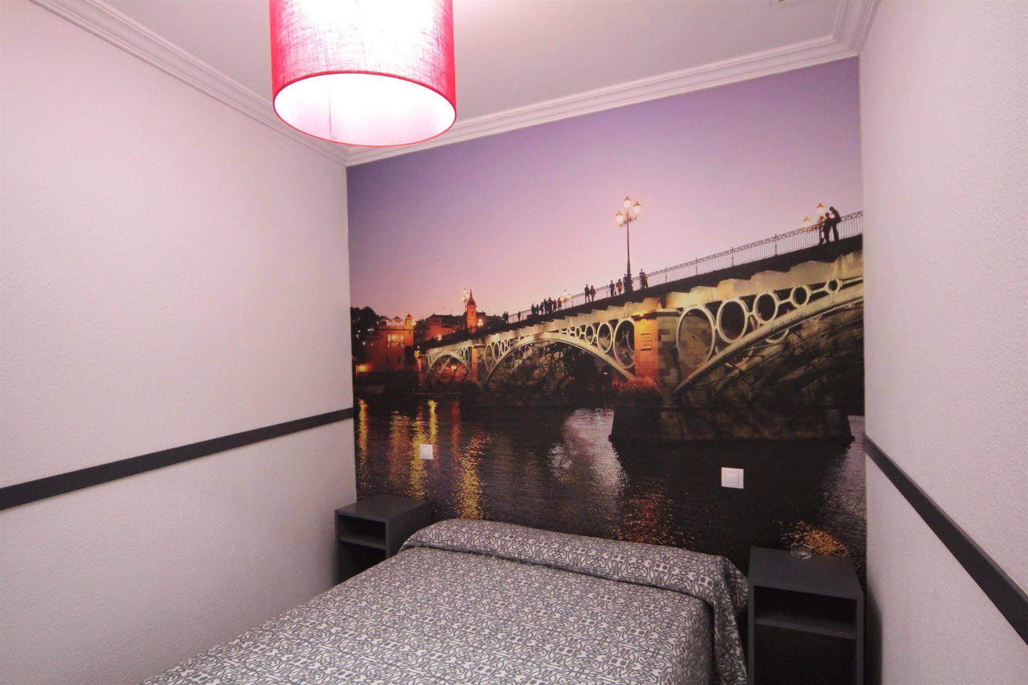 Hostal Paco´s Sevilla Exterior foto A room at the hotel
