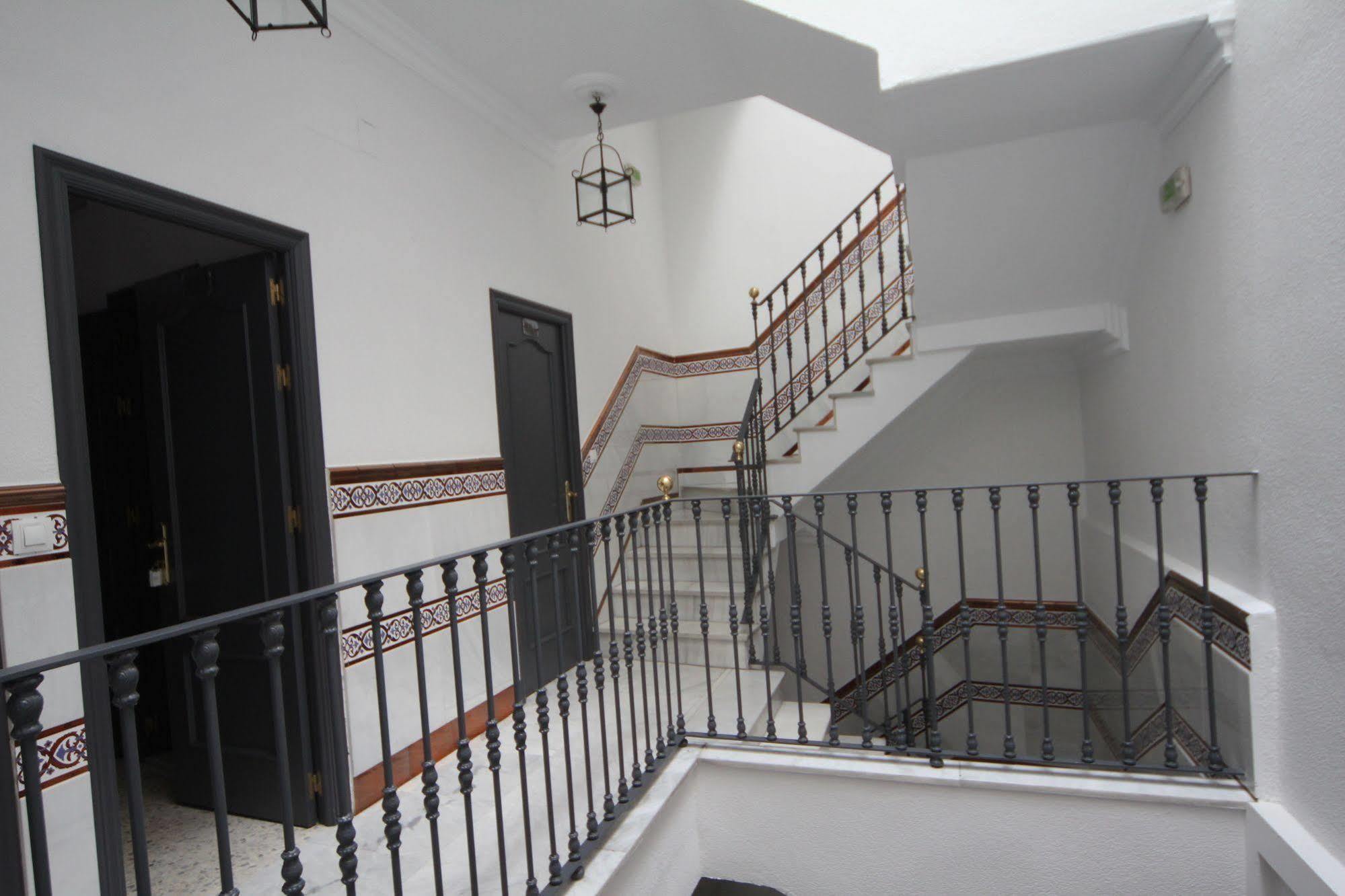 Hostal Paco´s Sevilla Exterior foto Staircase