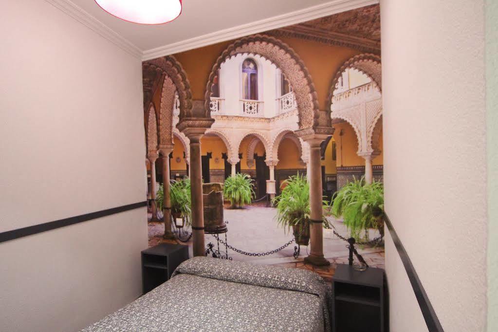 Hostal Paco´s Sevilla Exterior foto Stairway to the hotel's restaurant