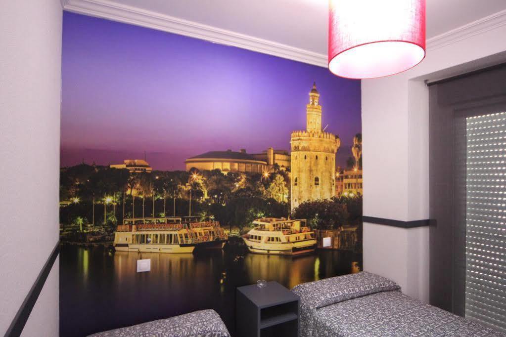 Hostal Paco´s Sevilla Exterior foto A wall mural in a hotel room
